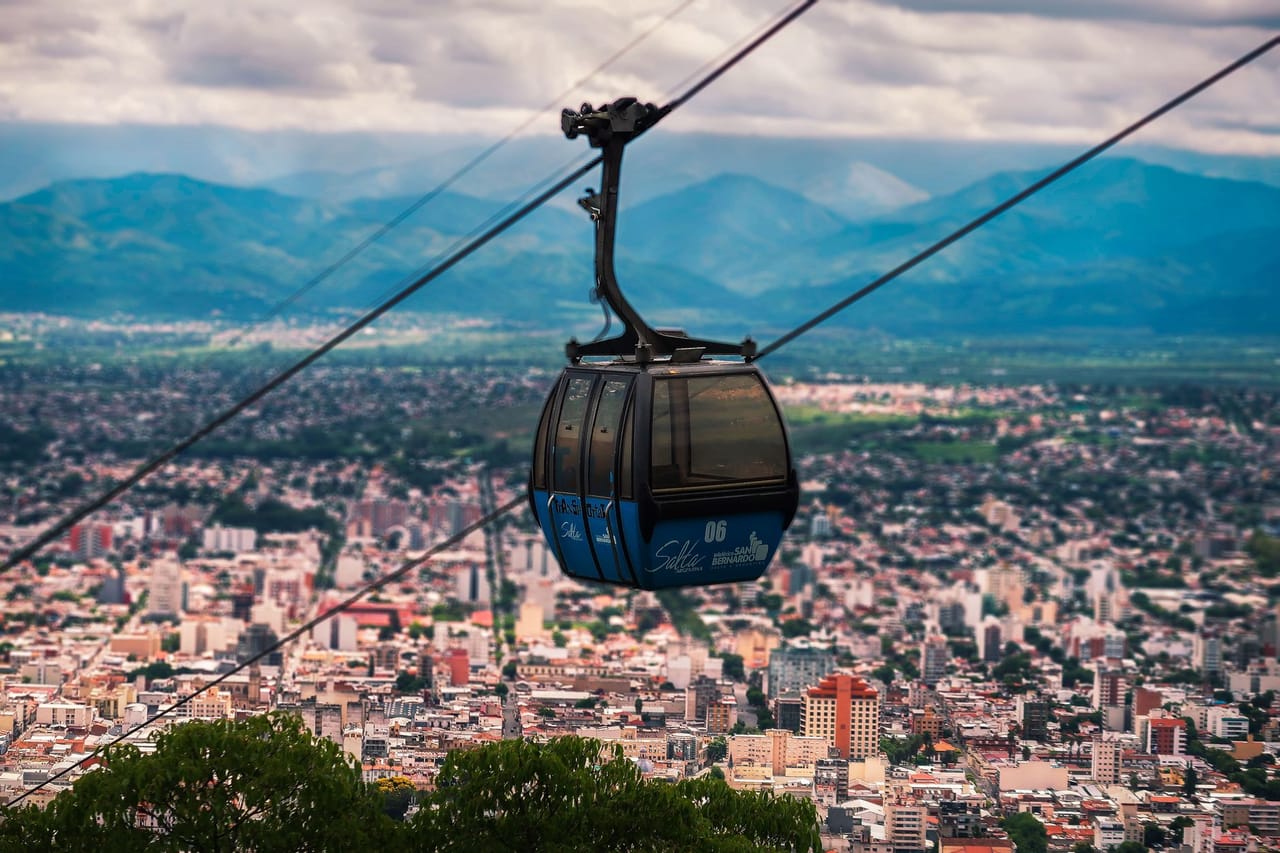 Vista panorámica de la ciudad de Salta bajo un cielo parcialmente nublado, representando el clima del viernes 18 de septiembre