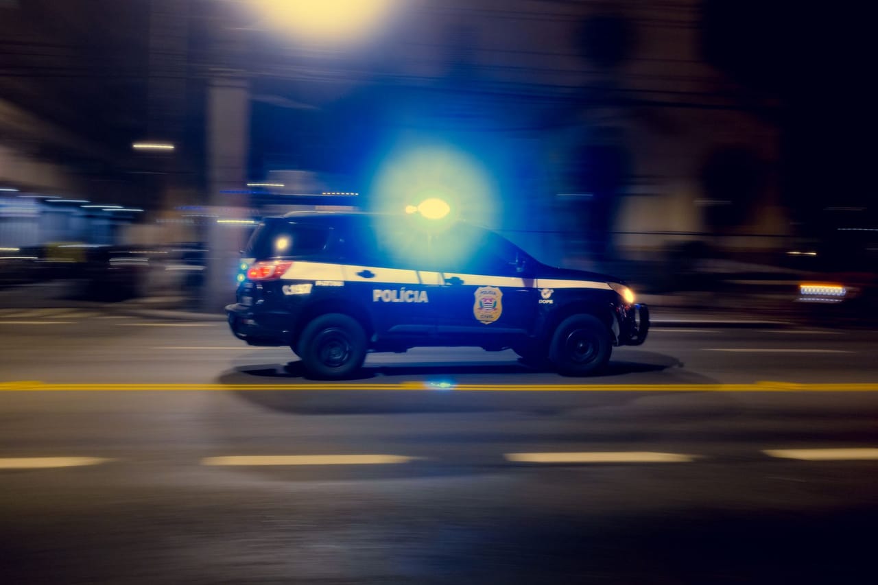 Jóvenes celebrando el Día del Estudiante frente a la plaza San Martín, con presencia visible de agentes de la policía provincial.