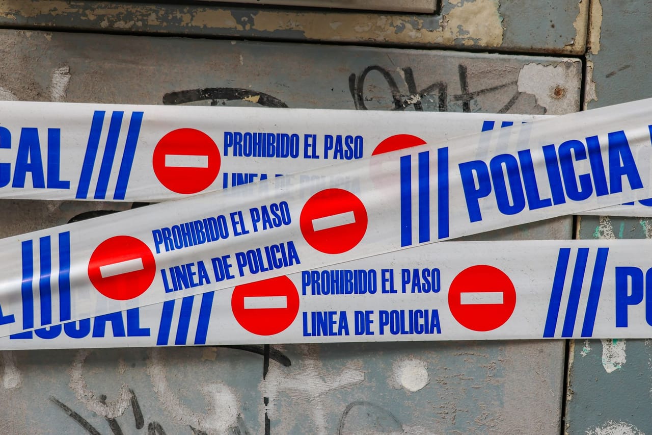 Agentes de la Policía de Salta inspeccionan un local cerrado durante la operación contra fiestas clandestinas en el norte de la provincia.