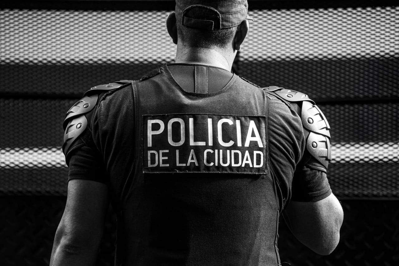 Foto del edificio donde ocurrió el fallecimiento del sargento de la Policía de Salta, mostrando la fachada del domicilio del centro urbano.