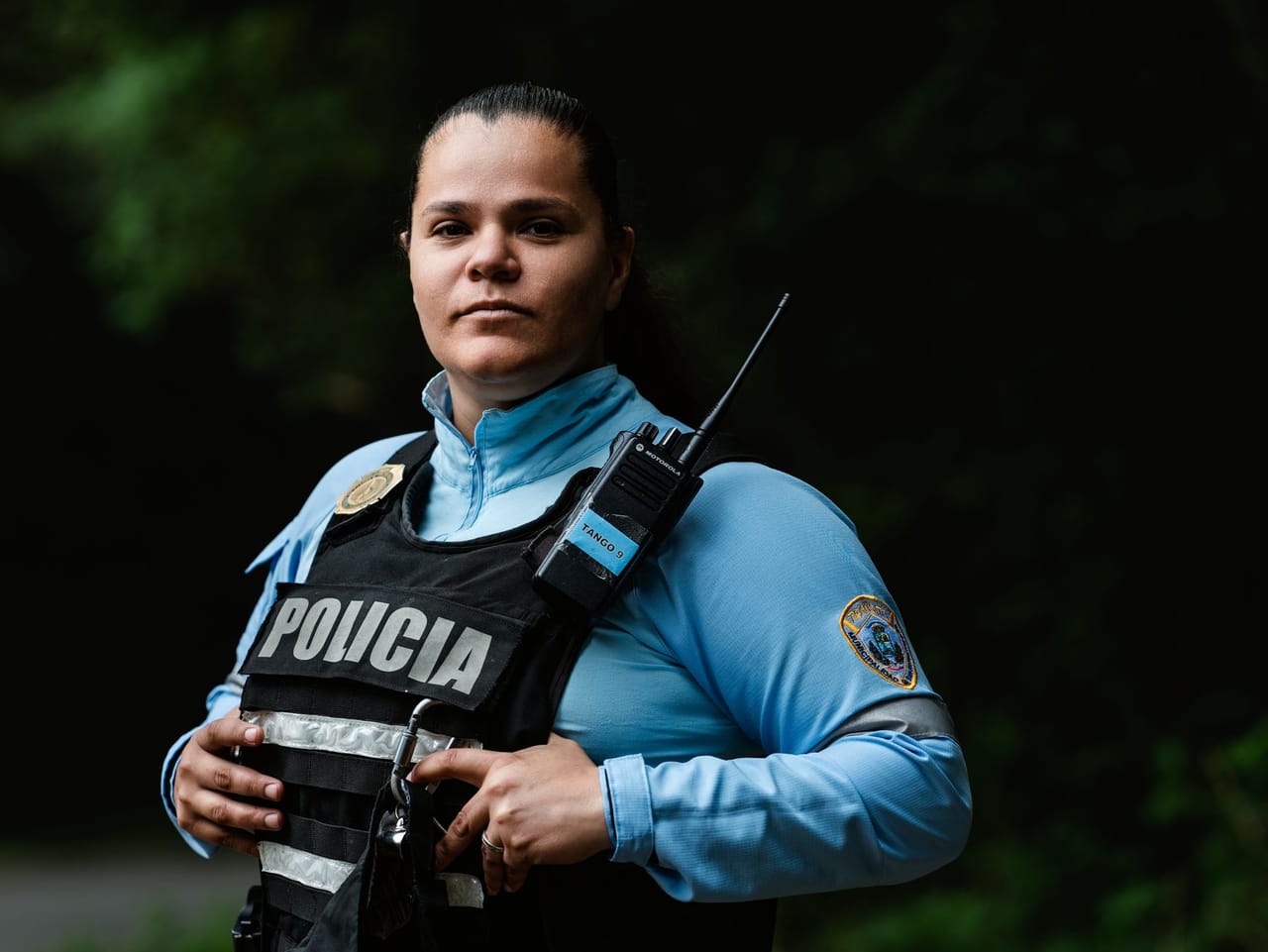 Policías de Salta mostrando paquetes de droga incautados durante los operativos de la semana