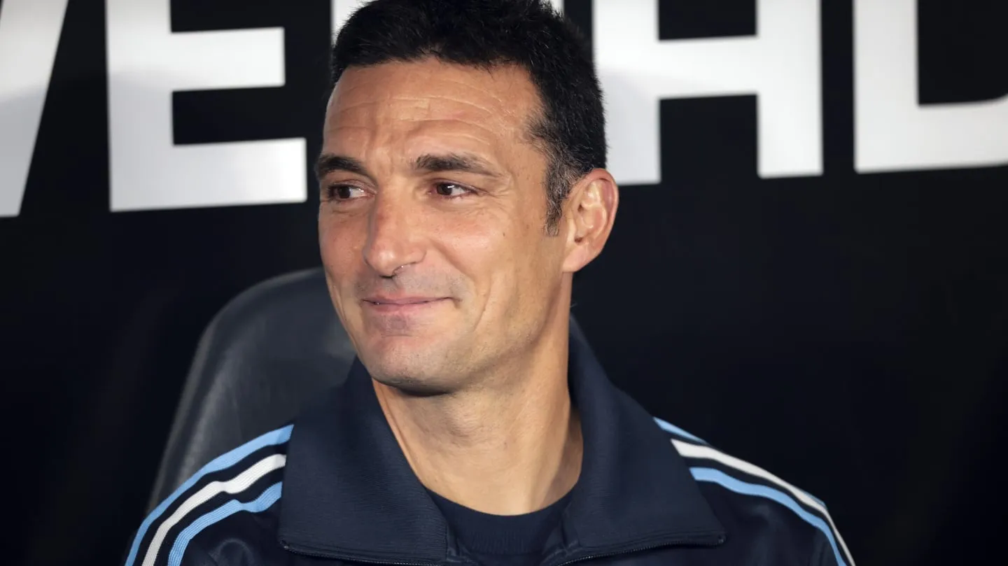 Lionel Scaloni en la banda del Estadio Monumental, mirando al campo después del triunfo 3-0 contra Benín.