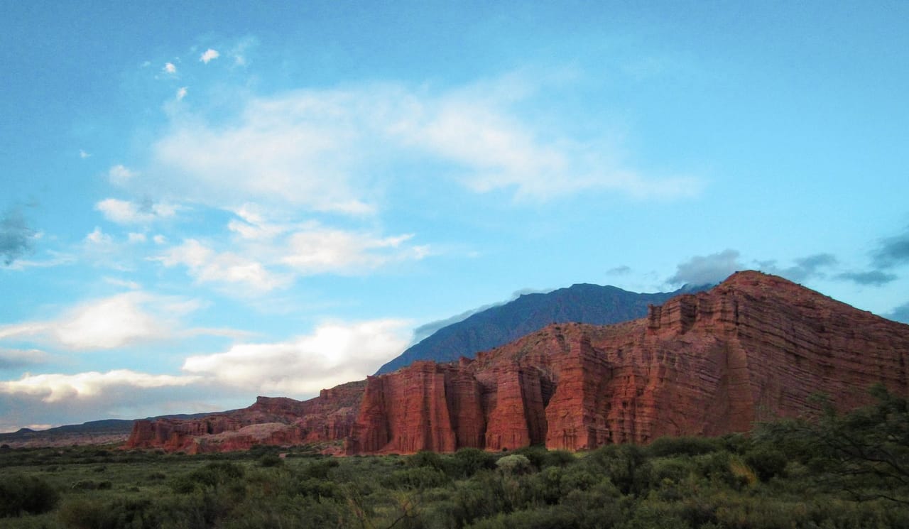 Cielo nublado con relámpagos sobre el horizonte de la región del noroeste argentino