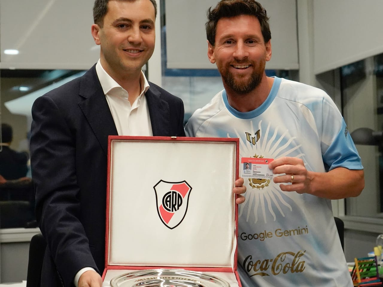 Lionel Messi posando con Stefano Di Carlo en el Monumental, vistiendo la camiseta conmemorativa de los 125 años de River Plate