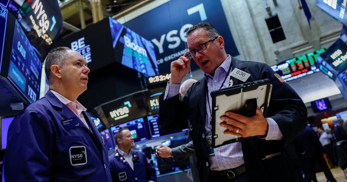 Gráfica que muestra el aumento del riesgo país de Argentina a 590 puntos y la caída del índice S&P Merval
