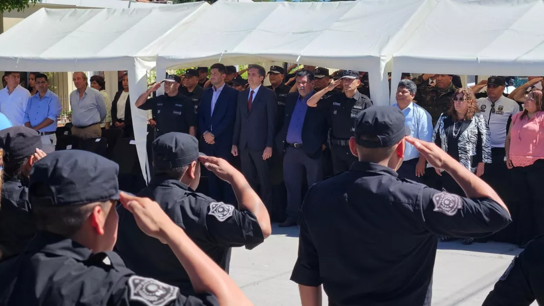 Ministro de Seguridad Nicolás Avellaneda y el intendente Efraín Orozco entregando reconocimientos en el aniversario del Distrito de Prevención 11