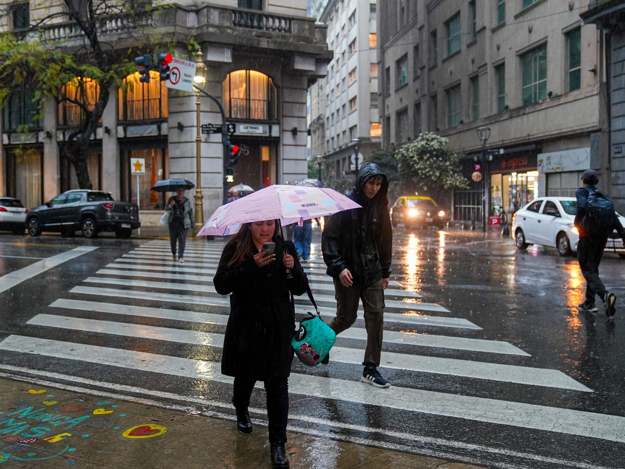 Cielo nublado y lluvia ligera sobre la ciudad de Buenos Aires, mostrando el pronóstico de clima para el AMBA