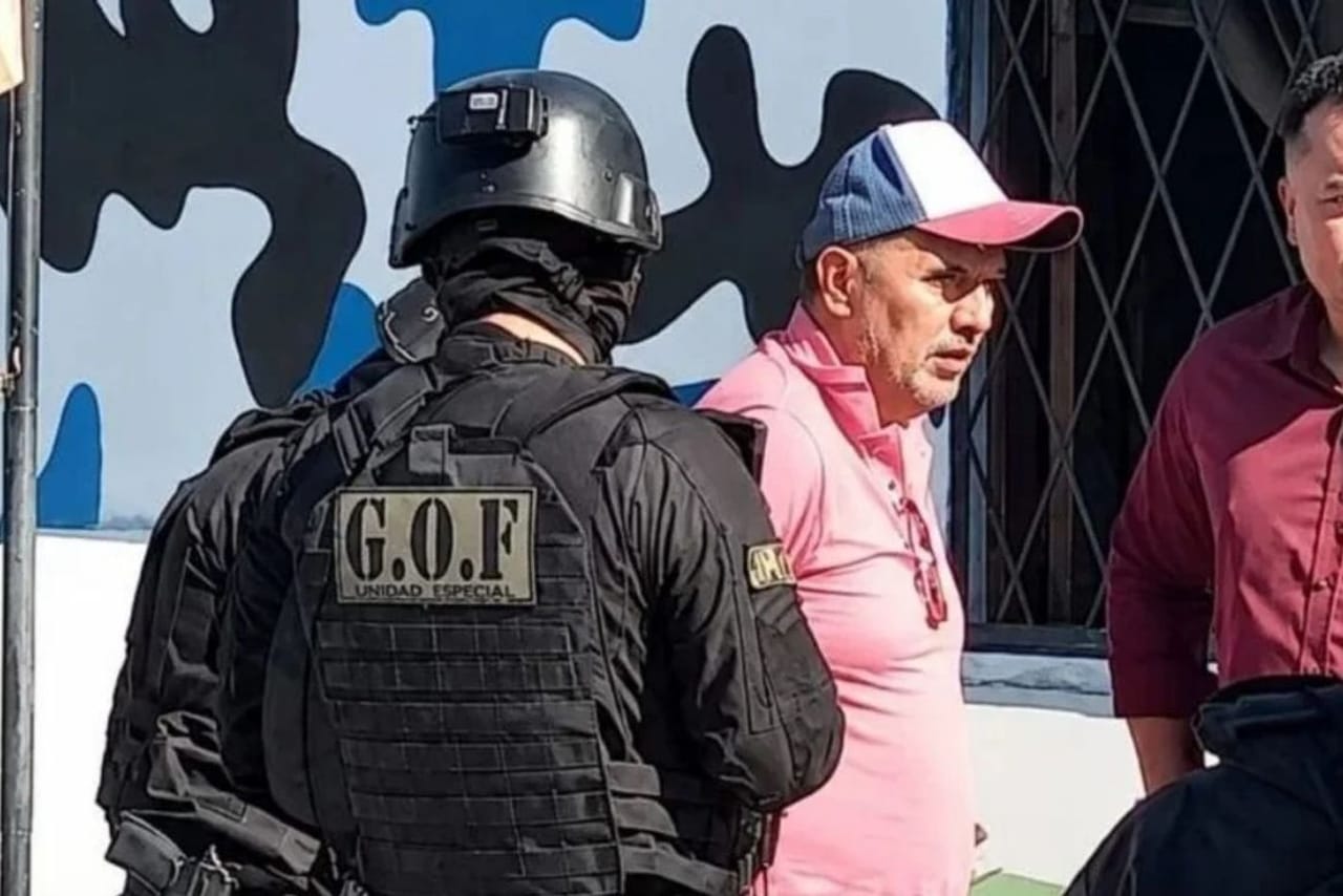 Policía federal esposando al exintendente Carlos Martínez frente a la comisaría de Orán