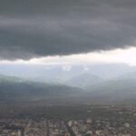 Piedras de granizo acumuladas en el suelo durante la tormenta en Caraparí, provincia de Salta