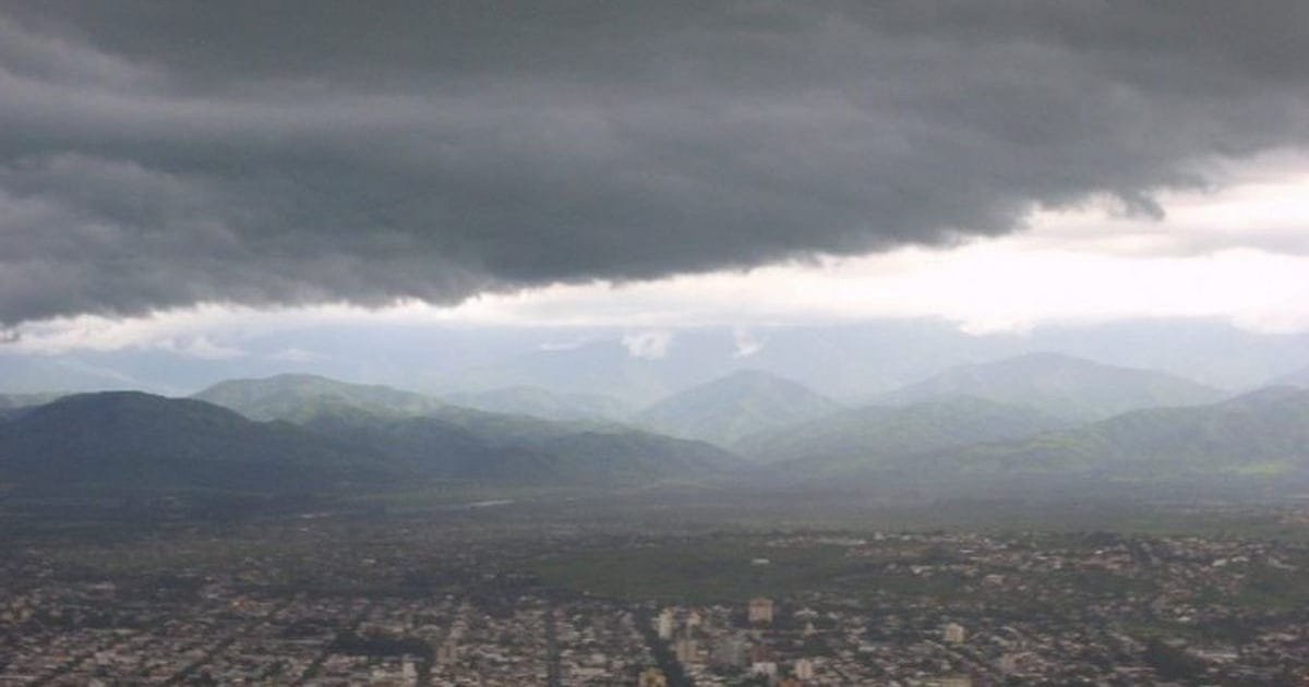 Piedras de granizo acumuladas en el suelo durante la tormenta en Caraparí, provincia de Salta