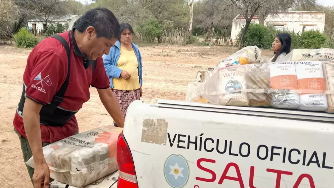 Imagen que muestra varios paquetes de alimentos básicos que forman parte de los módulos alimentarios de emergencia en Salta
