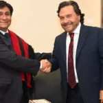 Gustavo Sáenz y Ricardo Díaz Cortés estrechan la mano frente al edificio de la Casa de Gobierno de Salta, simbolizando la cooperación por el Paso de Sico.