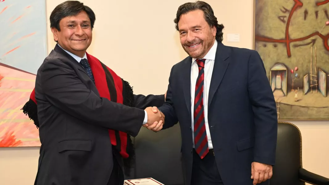Gustavo Sáenz y Ricardo Díaz Cortés estrechan la mano frente al edificio de la Casa de Gobierno de Salta, simbolizando la cooperación por el Paso de Sico.
