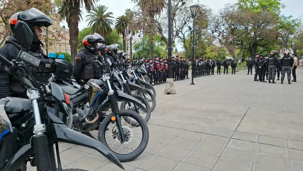 Policías de Salta patrullando en las calles del micro y macrocentro de la capital