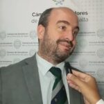 Alejandro Becker en una rueda de prensa del Ministerio de Educación de Salta