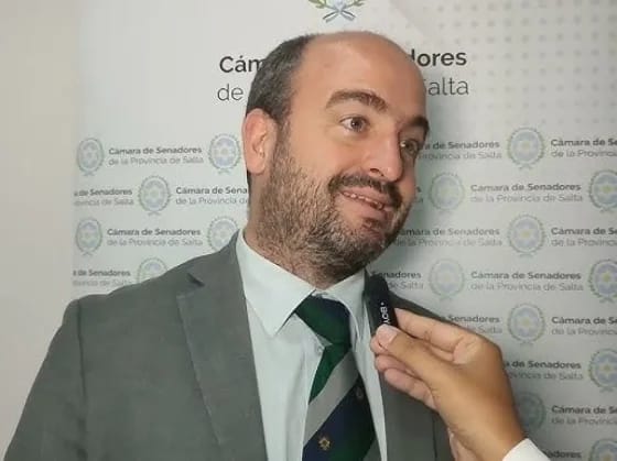 Alejandro Becker en una rueda de prensa del Ministerio de Educación de Salta