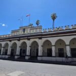 Imagen que muestra la sede de la Policía de Salta, relacionada con la investigación de narcotráfico que llevó al apartamiento de dos agentes.
