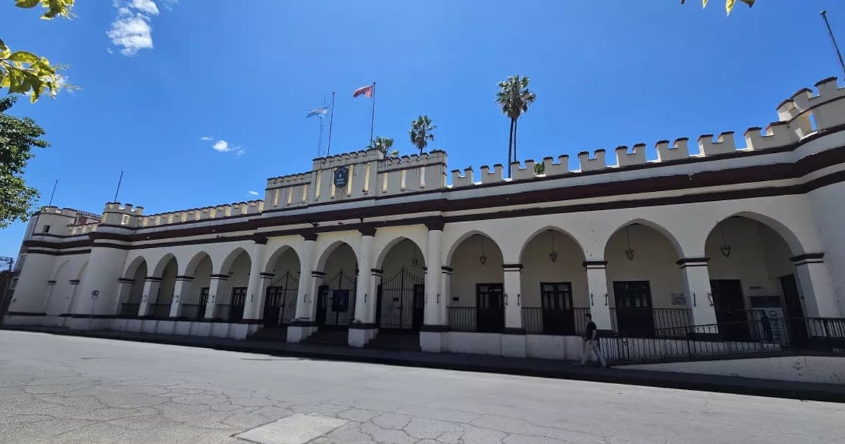 Imagen que muestra la sede de la Policía de Salta, relacionada con la investigación de narcotráfico que llevó al apartamiento de dos agentes.